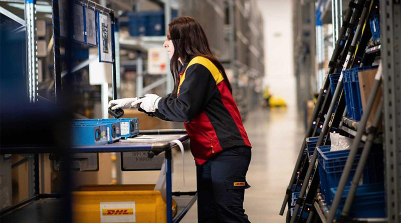 DHL colleague working in warehouse to support DHL Volkswagen Slovakia partnership article