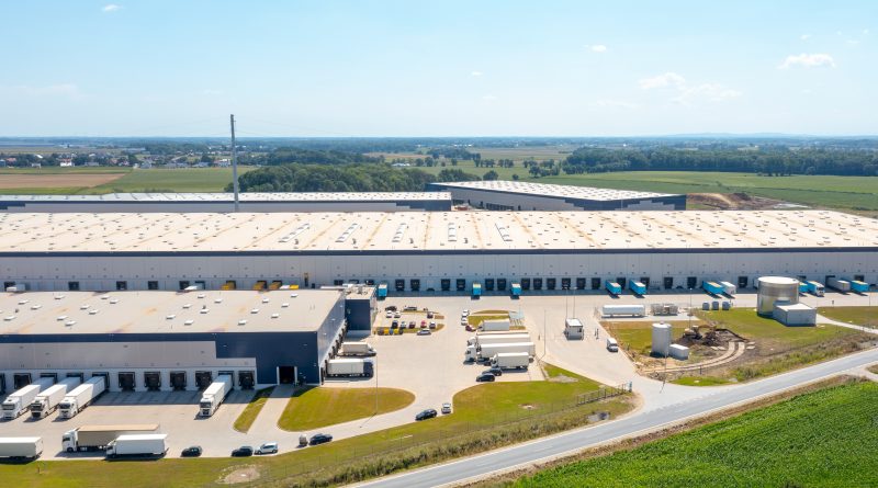 Warehouse workers and AI-driven logistics software managing e-commerce fulfillment operations inside a modern distribution center.