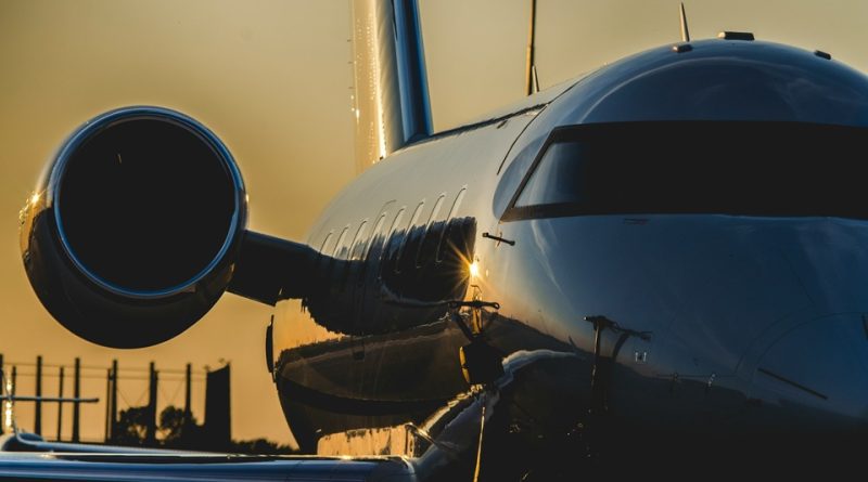 Close-up of an aircraft and jet engine, representing aerospace oil filtration and system reliability.